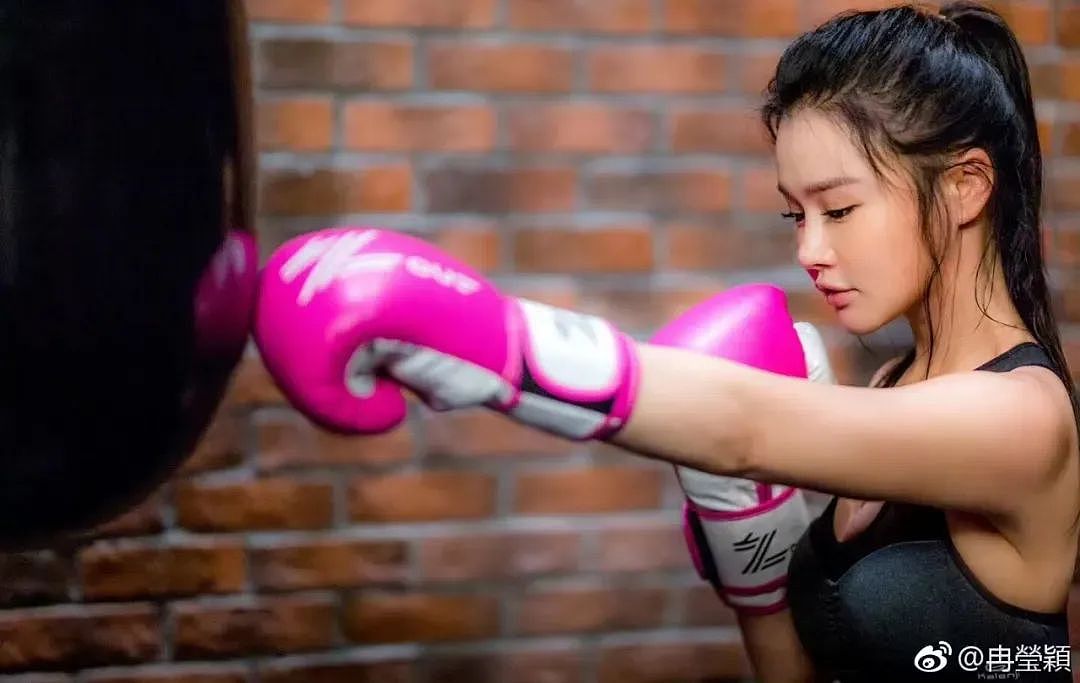 【美女】邹市明娇妻冉莹颖晒“浴室照”，40岁身材逆龄，自曝分房睡三年（组图） - 4
