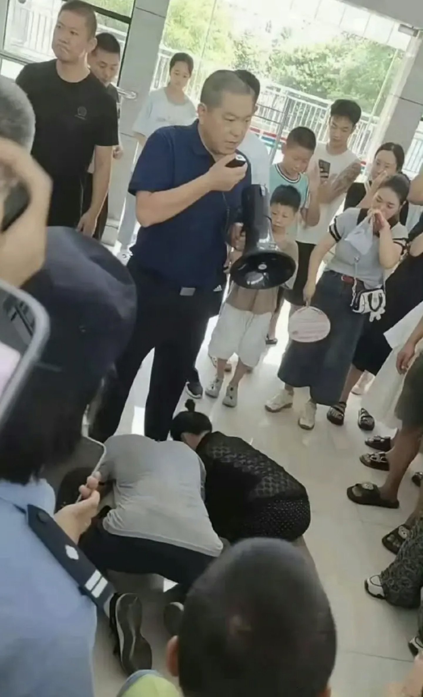 四川江油事件刷屏!14岁少女遭霸凌,网曝民众愤怒抗议遭暴力清场,执法方式引发舆情(组图) - 7