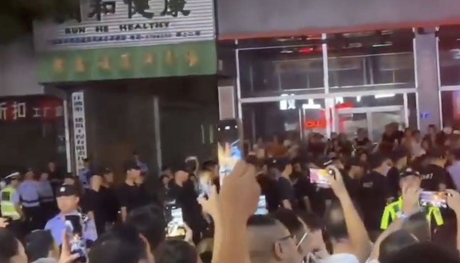 外网疯传四川霸凌升级警民冲突！陆网静默，DeepSeek“思考中断”（组图） - 2