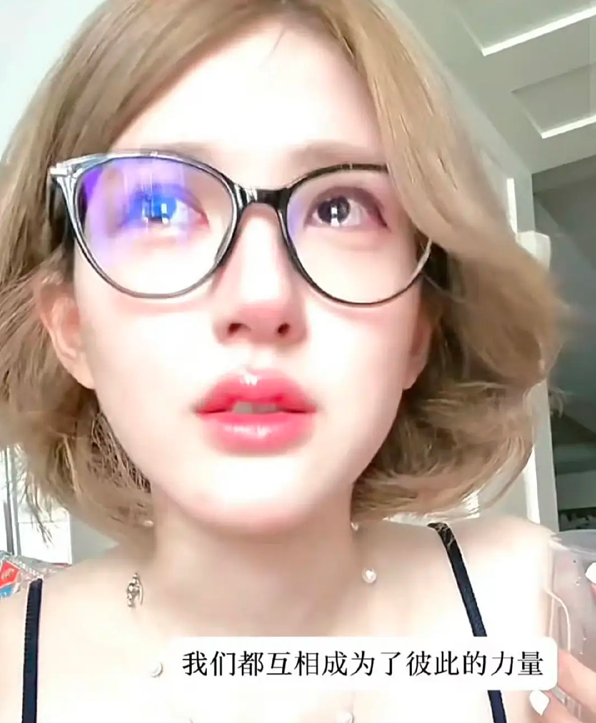 “赵露思直播哭了”冲上热搜第一！自曝父亲患癌，与粉丝相互鼓励（组图） - 4