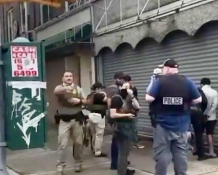 移民局凌晨上门抓人，3华人家中被带走！有PR也没用，华人议员发“自保”指南（组图） - 2
