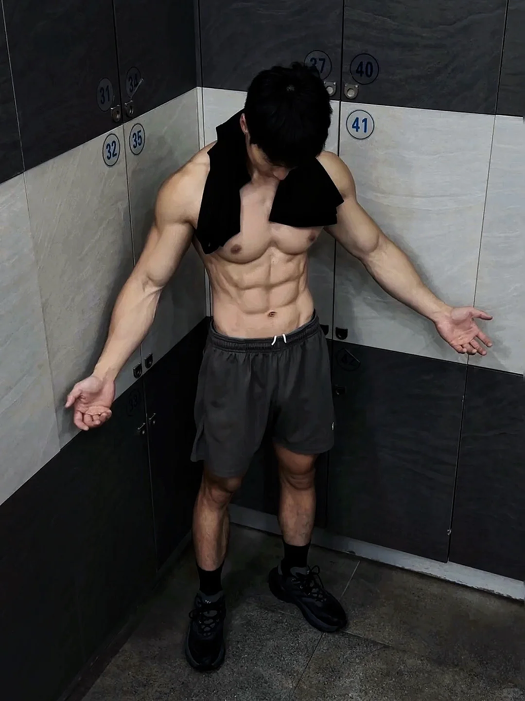 【帅哥】浙江温州健身博主，鸡胸肉质地格纹腹肌，这虎背狼腰的男人你喜欢吗（组图） - 2