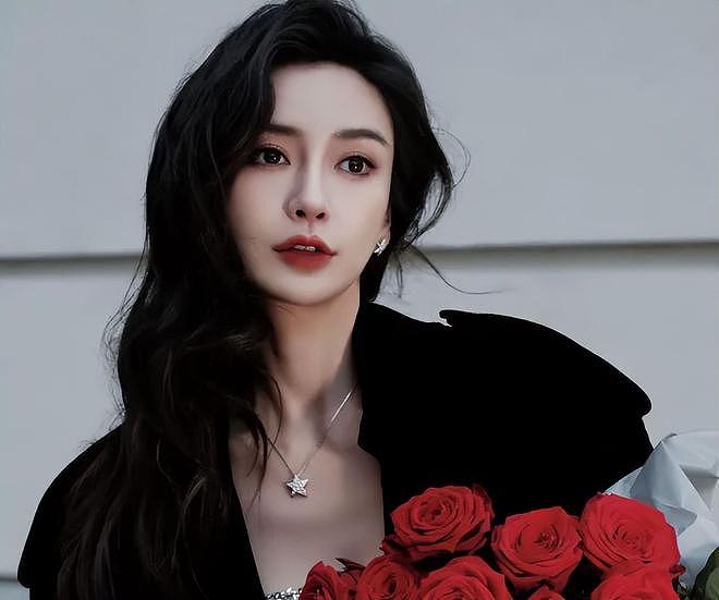 36岁杨颖现状曝光！带儿子去香港定居，机场独自拎行李背影狼狈（组图） - 1