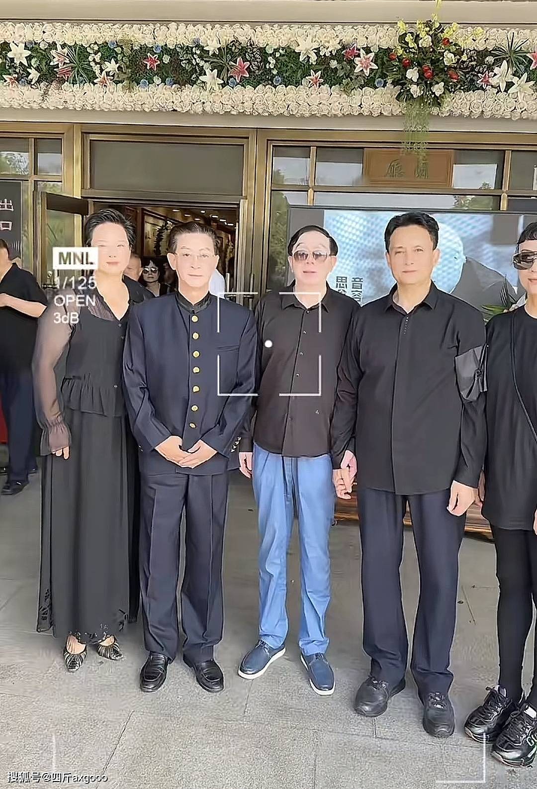 演员朱龙广遗体追悼现场，六小龄童被争抢合影，王伯昭遭索要签名（组图） - 7