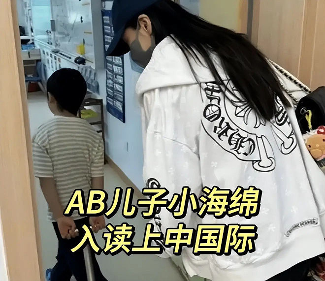 杨颖带儿子去香港定居,机场独自拎行李背影狼狈(组图) - 11