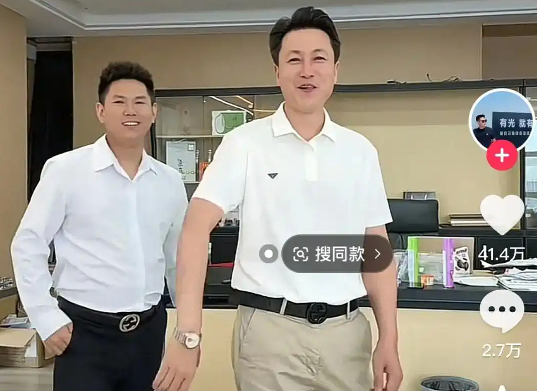 被封两年,塌房网红疑似想“借壳复出”?曾是“中老年妇女收割机”,直播时嫌粉丝“穷”(视频/组图) - 1