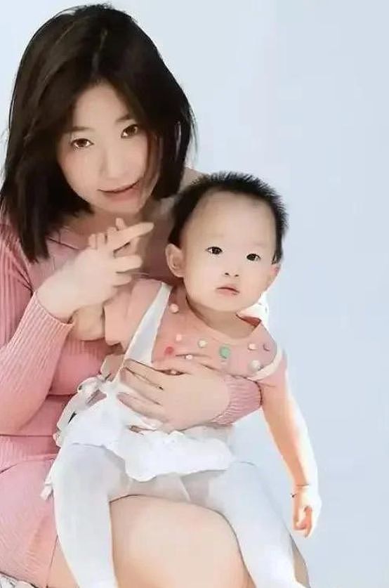 黄一鸣独养“国民老公”私生女，2岁闪闪成王健林心头肉？（组图） - 7