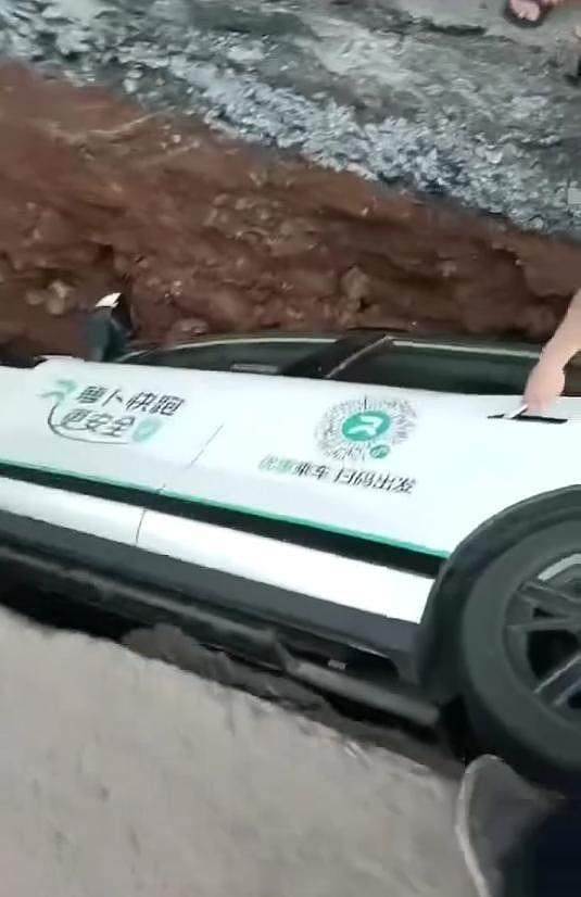 “萝卜快跑”掉进3米深施工坑,女乘客懵圈“自动驾驶失灵了?”客服:安全是无人驾驶第一准则(组图) - 1