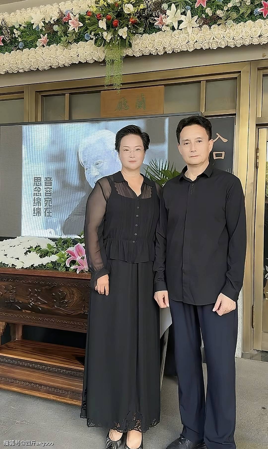 演员朱龙广遗体追悼现场，六小龄童被争抢合影，王伯昭遭索要签名（组图） - 4