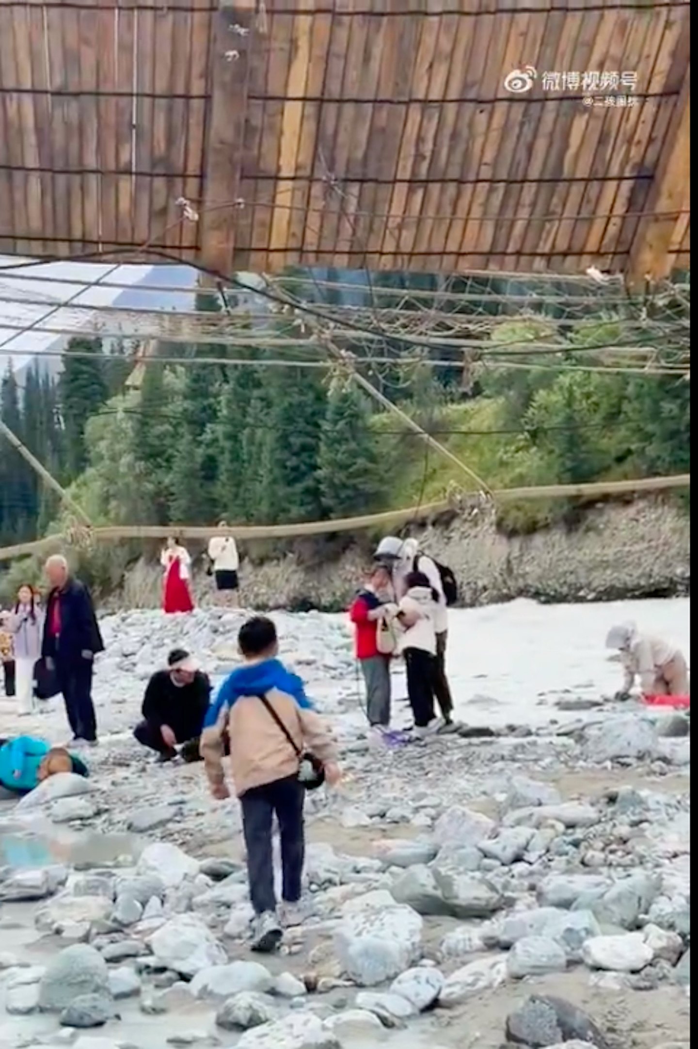 新疆网红吊桥断裂,数十人跌落!至少5人死亡,24人受伤(视频/组图) - 7