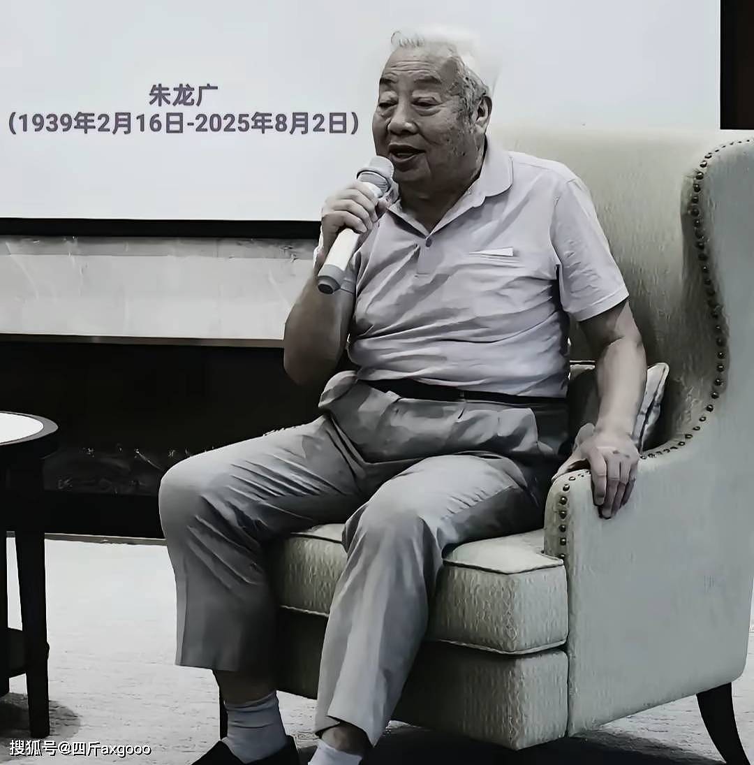 演员朱龙广遗体追悼现场，六小龄童被争抢合影，王伯昭遭索要签名（组图） - 1