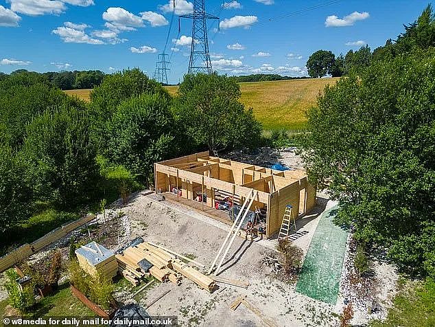 4.5万英镑打水漂！英国一对夫妇买地建小木屋，结果被判拆除，气哭了！（组图） - 4