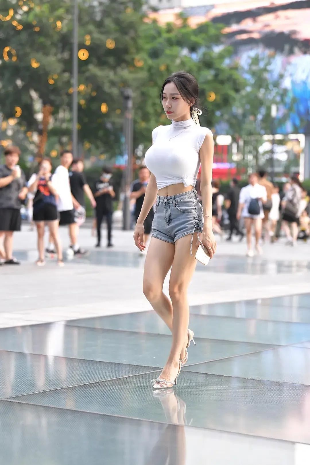 【美女】沪上丰满少妇街拍,36D大身材,完美臀比,太好看了(组图) - 6