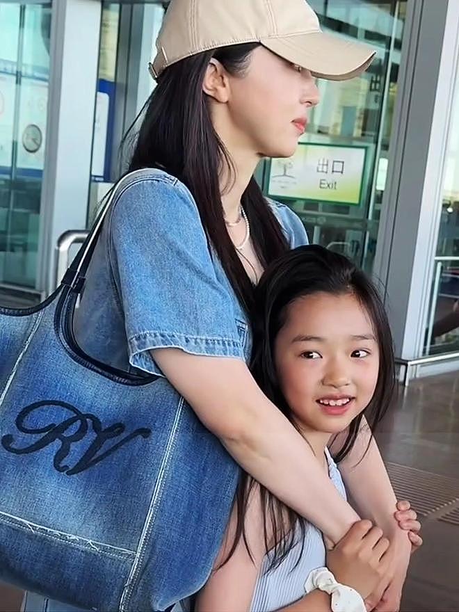 丢了面子输了里子，同样是离婚带娃，董璇和黄奕的女儿差距太明显（组图） - 39