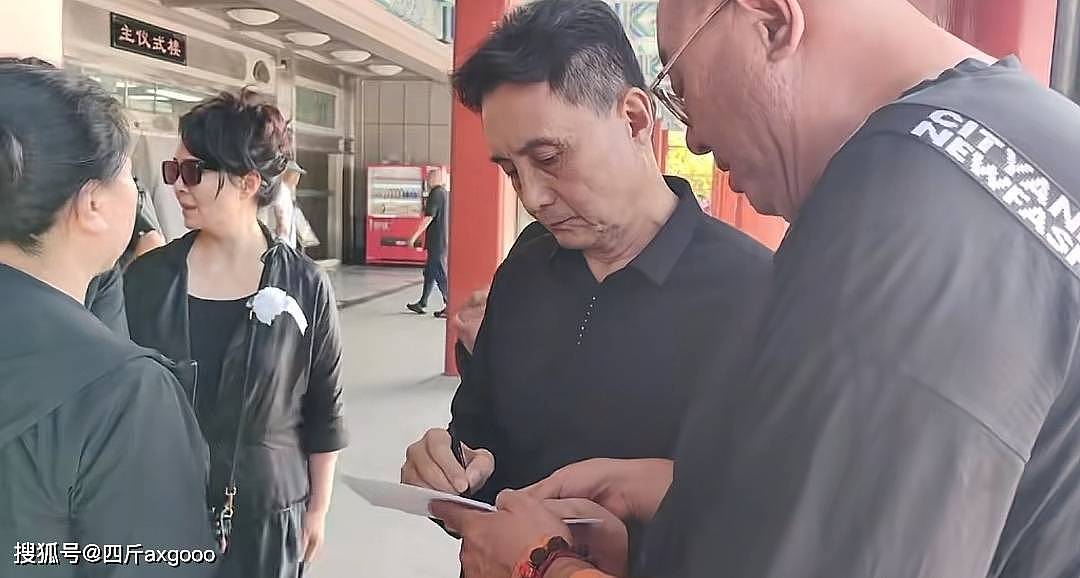 演员朱龙广遗体追悼现场，六小龄童被争抢合影，王伯昭遭索要签名（组图） - 13