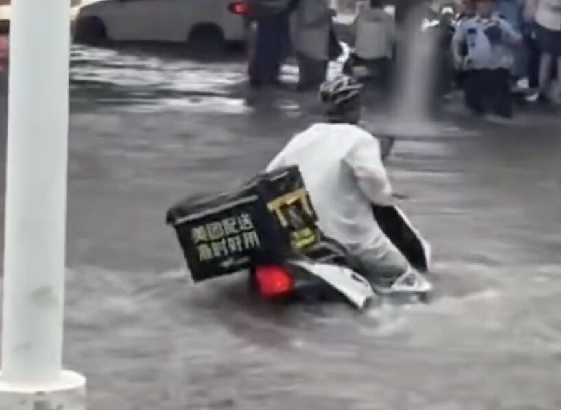郑州暴雨！市区瞬间变汪洋，民众站车顶避险，底下滚滚洪流（视频/组图） - 2