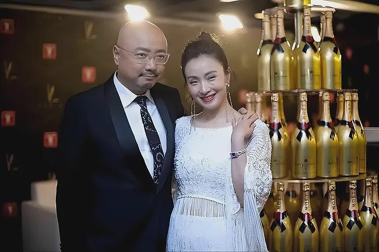 徐峥被曝骚扰人妻嫖娼，和美女亲密多次被拍，陶虹不在乎肉体出轨（组图） - 2