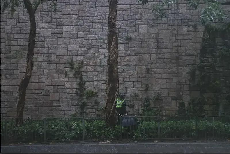 美籍男子在香港跳楼，四肢分离成无头尸！警寻头颅发现竟嵌入体内（组图） - 2