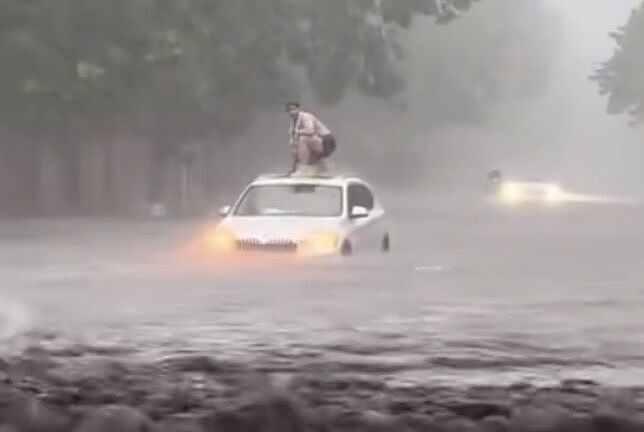 郑州暴雨！市区瞬间变汪洋，民众站车顶避险，底下滚滚洪流（视频/组图） - 1