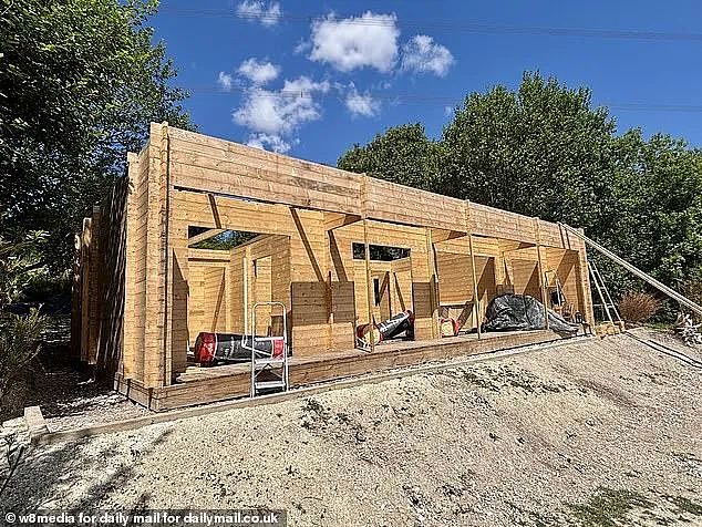 4.5万英镑打水漂！英国一对夫妇买地建小木屋，结果被判拆除，气哭了！（组图） - 3
