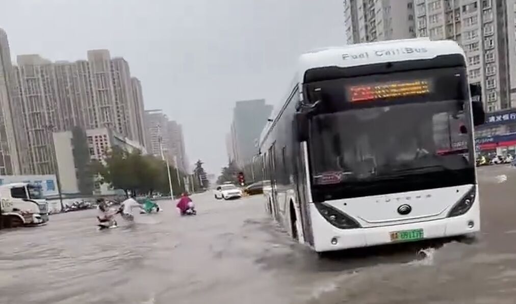 郑州暴雨！市区瞬间变汪洋，民众站车顶避险，底下滚滚洪流（视频/组图） - 4