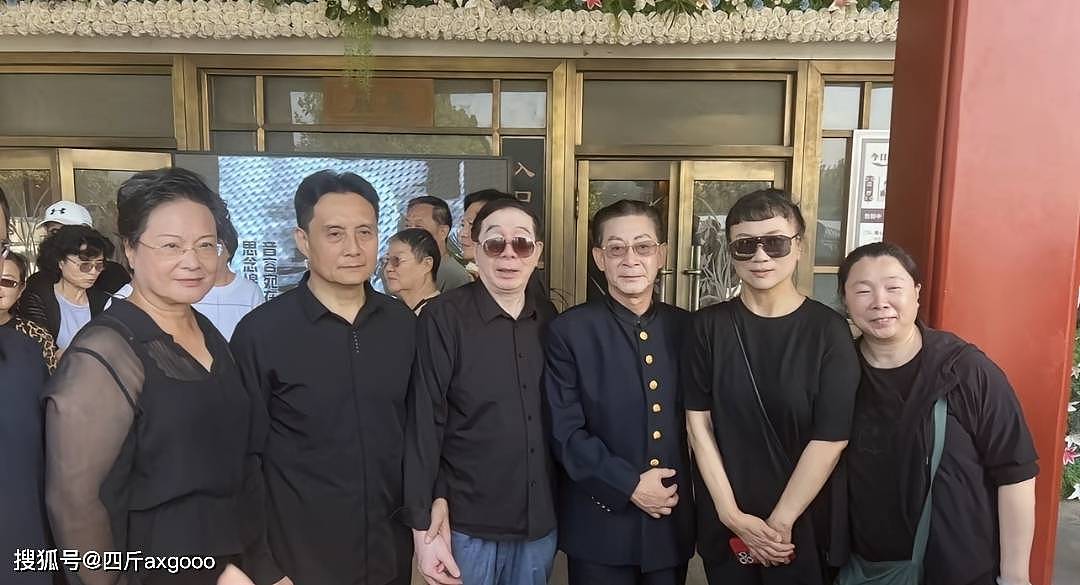 演员朱龙广遗体追悼现场，六小龄童被争抢合影，王伯昭遭索要签名（组图） - 14