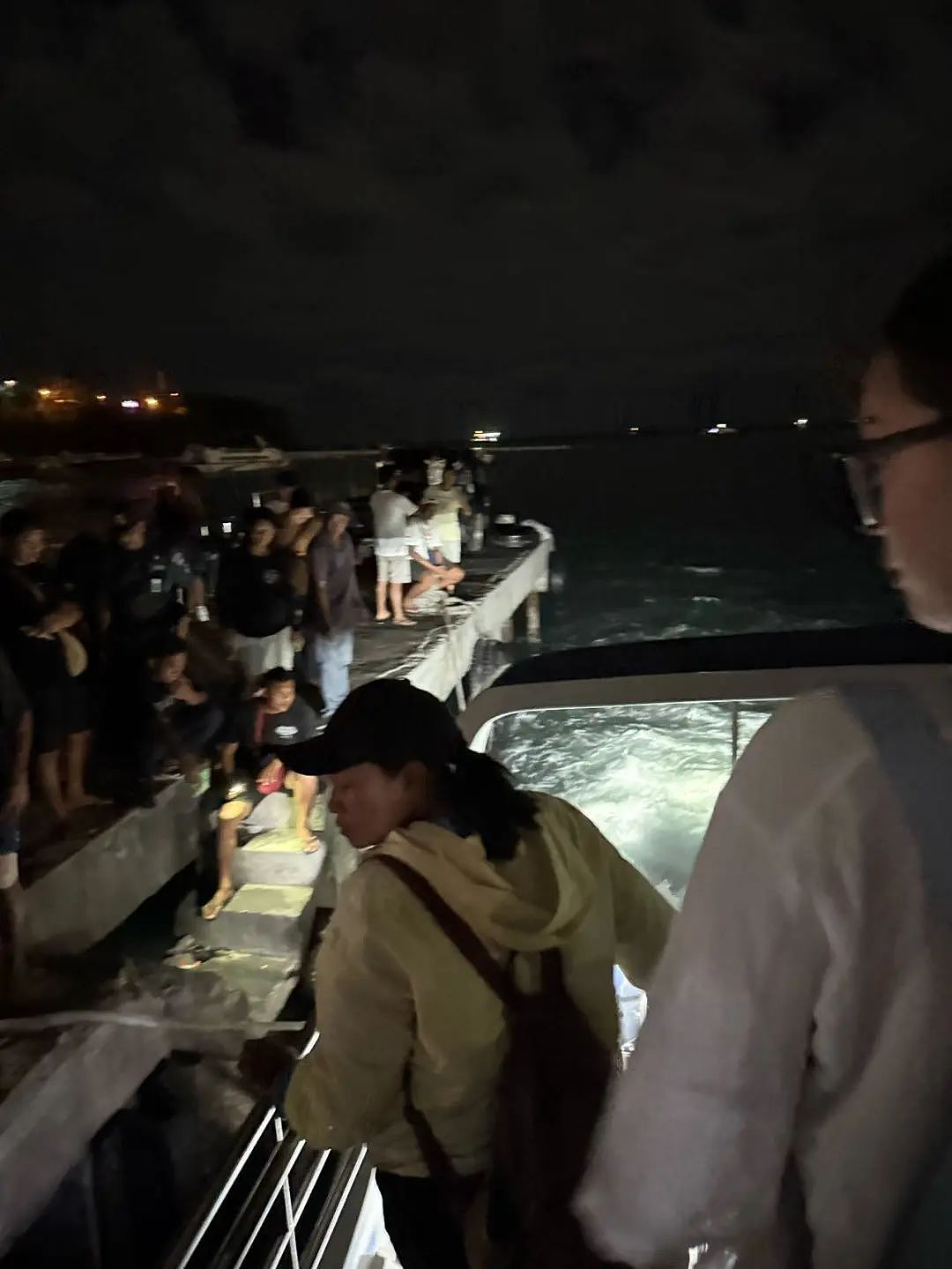 2人遇难！中国女游客亲历“巴厘岛快艇倾覆”：整个船体倒扣，海水不断涌入，靠一扇窗户逃生（组图） - 3
