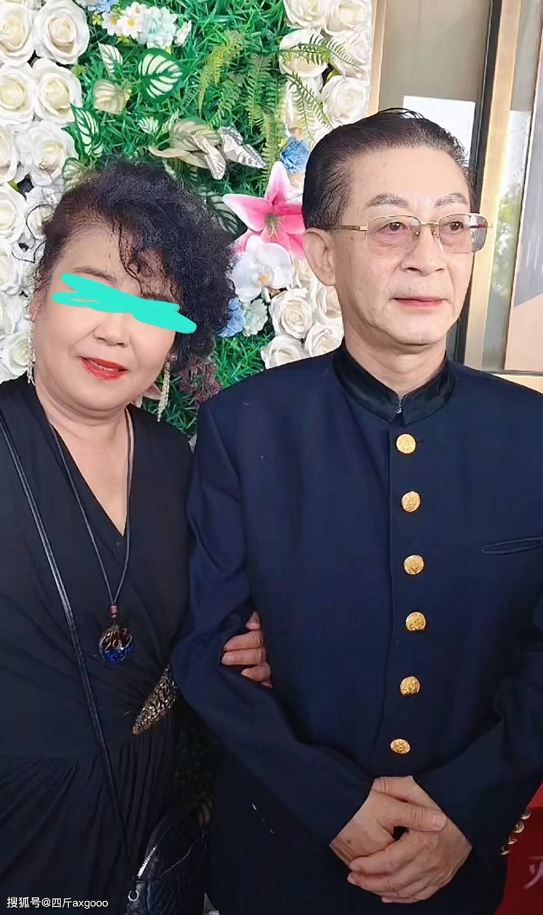 演员朱龙广遗体追悼现场，六小龄童被争抢合影，王伯昭遭索要签名（组图） - 12