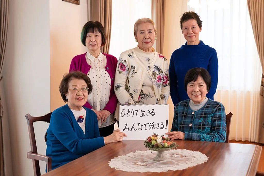 美国四对夫妇花16万建“退休小镇”卖出300万:有钱就不跟好友养老了(组图) - 2