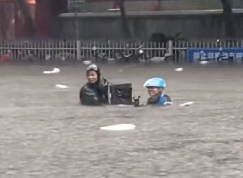 郑州暴雨！市区瞬间变汪洋，民众站车顶避险，底下滚滚洪流（视频/组图） - 3