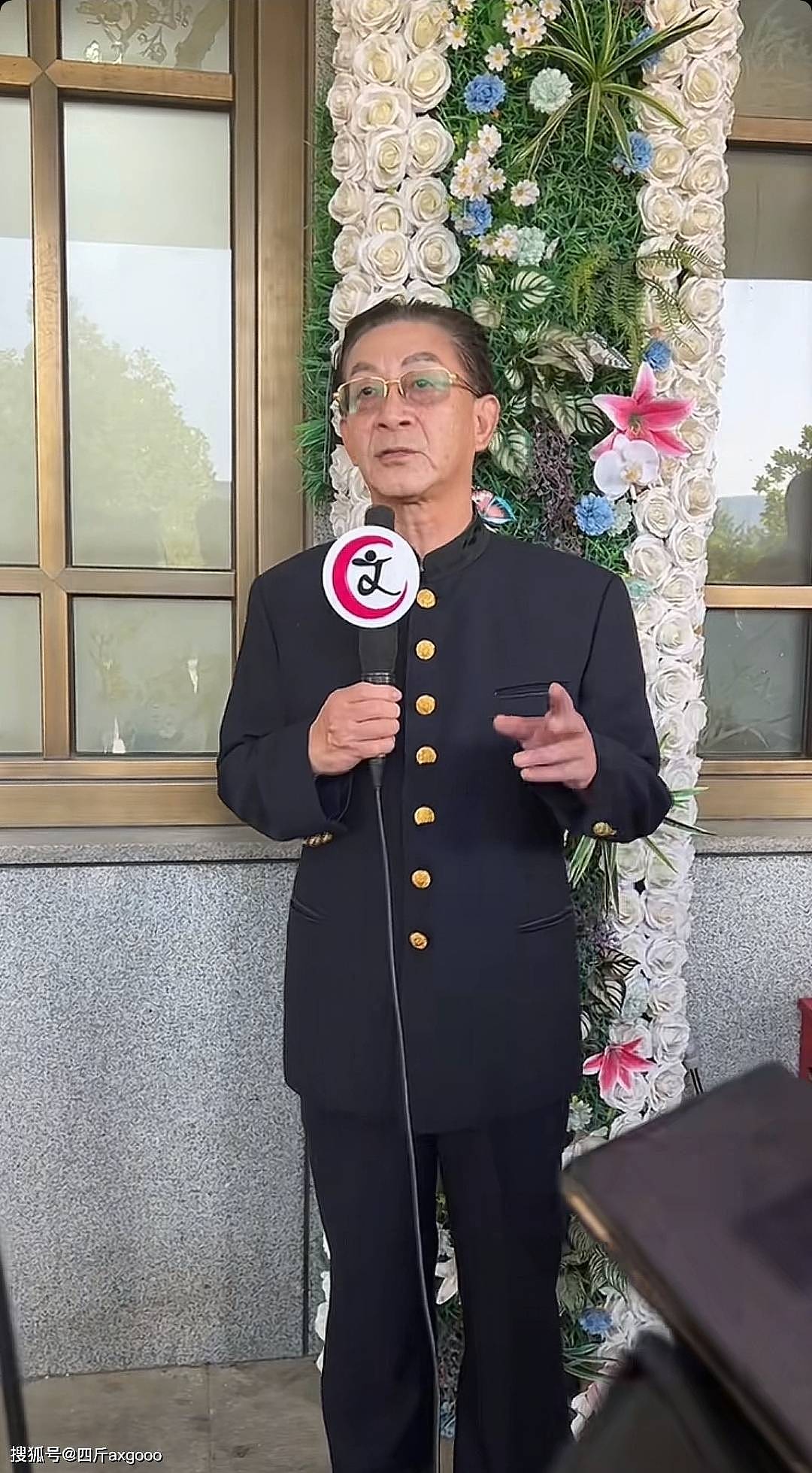 演员朱龙广遗体追悼现场，六小龄童被争抢合影，王伯昭遭索要签名（组图） - 9