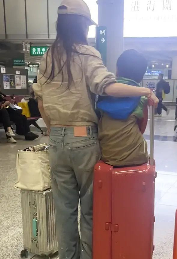 杨颖带儿子去香港定居,机场独自拎行李背影狼狈(组图) - 3