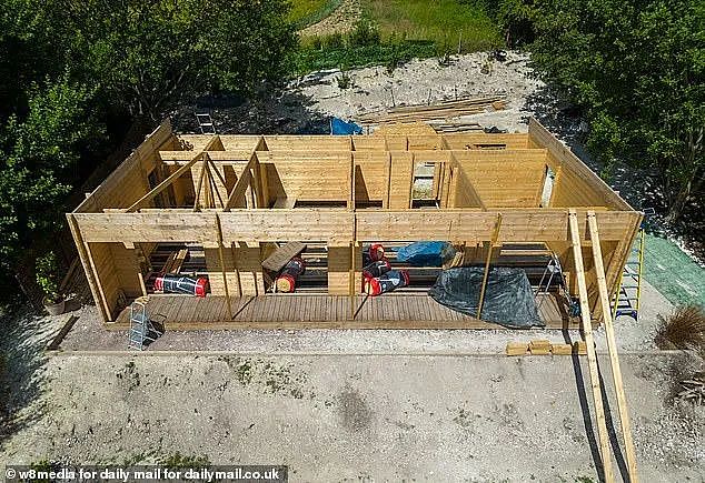 4.5万英镑打水漂！英国一对夫妇买地建小木屋，结果被判拆除，气哭了！（组图） - 7