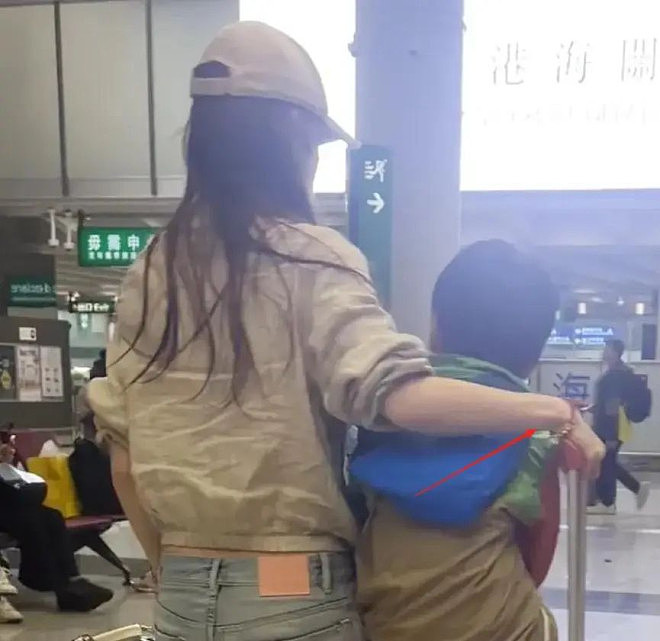 杨颖带儿子去香港定居,机场独自拎行李背影狼狈(组图) - 4
