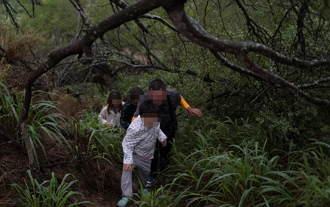 去还是留？华男2年前宁死也要赴美，现在白天餐馆做饭，晚上打打视频，梦想被特朗普碾碎（组图） - 1