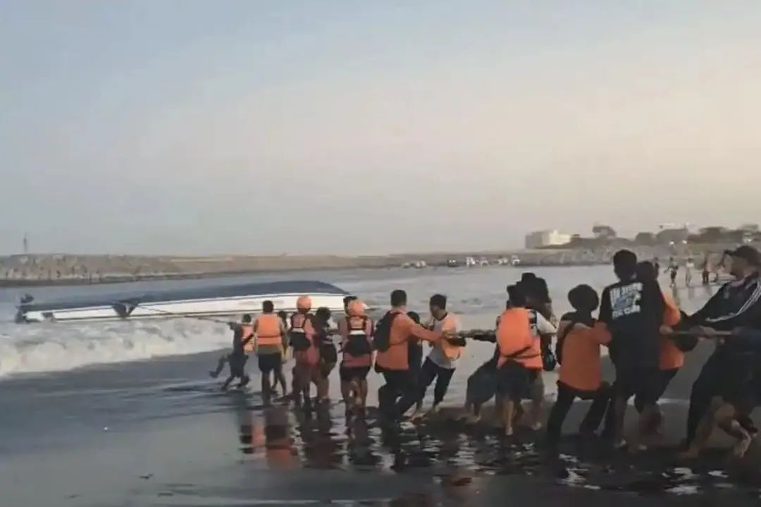 2人遇难！中国女游客亲历“巴厘岛快艇倾覆”：整个船体倒扣，海水不断涌入，靠一扇窗户逃生（组图） - 2
