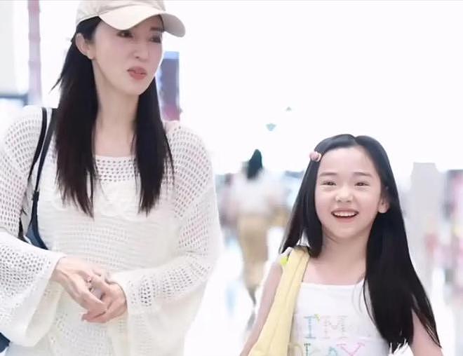丢了面子输了里子，同样是离婚带娃，董璇和黄奕的女儿差距太明显（组图） - 41