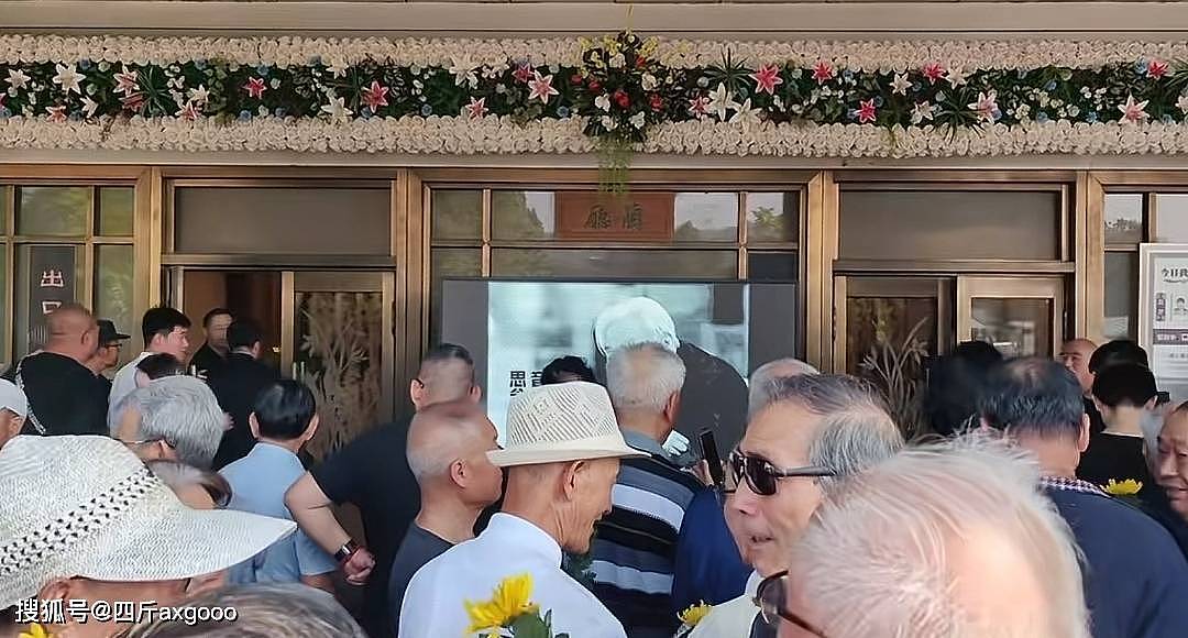 演员朱龙广遗体追悼现场，六小龄童被争抢合影，王伯昭遭索要签名（组图） - 15