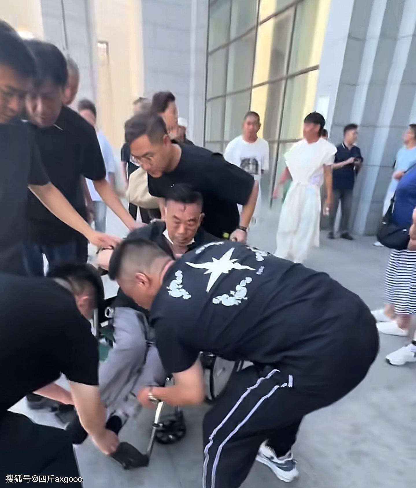 演员朱龙广遗体追悼现场，六小龄童被争抢合影，王伯昭遭索要签名（组图） - 10
