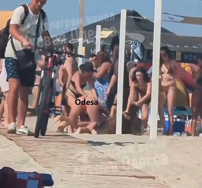 乌克兰比基尼美女在海滩扭打，场面混乱，“有人放了俄罗斯歌曲”（视频/组图） - 2