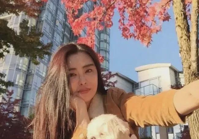 王祖贤素颜买菜被偶遇！穿短裤、拖鞋，不戴口罩！58岁真实状态疯传（组图） - 10