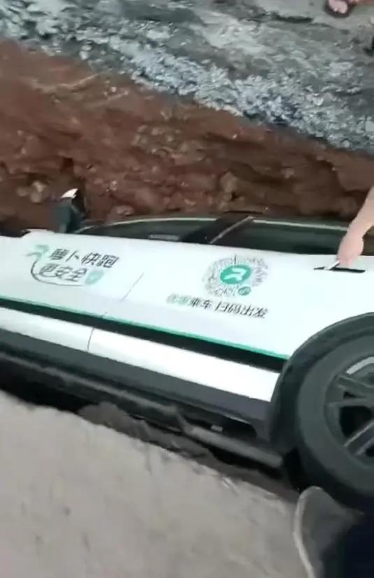 大陆无人驾驶失灵？“萝卜快跑”载客掉进3米坑，网嘲：1个萝卜1个坑（组图） - 3