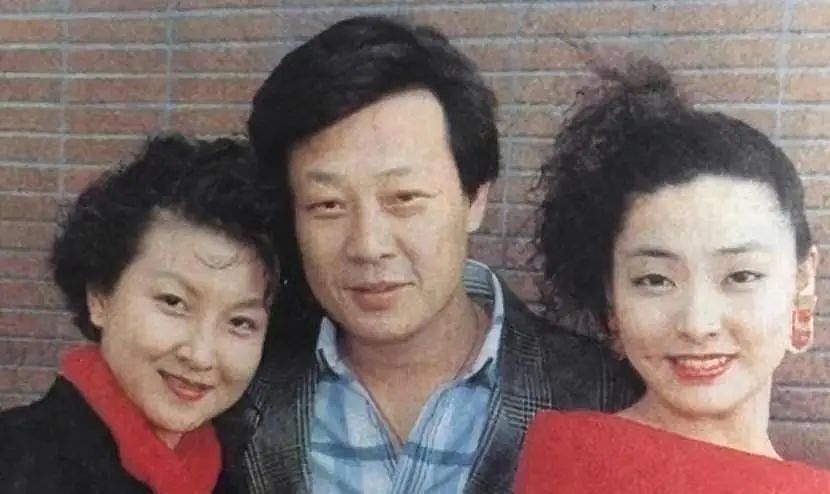 知名男星又娶二奶！大小老婆同住一屋，出轨妖艳女演员，60岁被曝偷养三奶？（组图） - 17