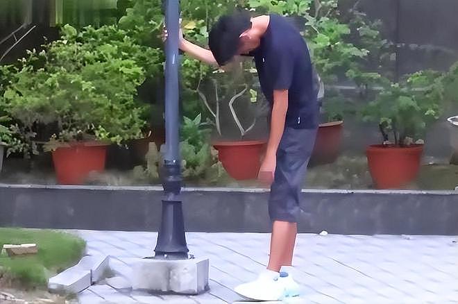 艺人唐治平精神病复发，街上疯狂甩头无人管，又瘦又可怜（组图） - 7