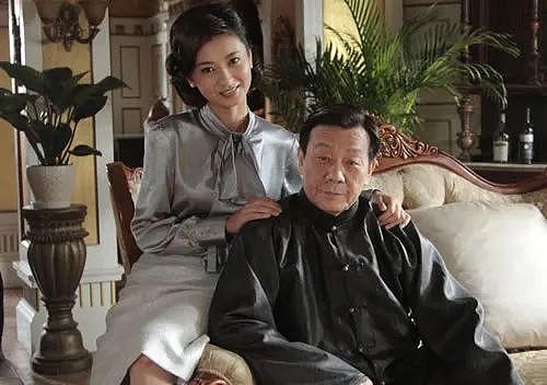 知名男星又娶二奶！大小老婆同住一屋，出轨妖艳女演员，60岁被曝偷养三奶？（组图） - 9