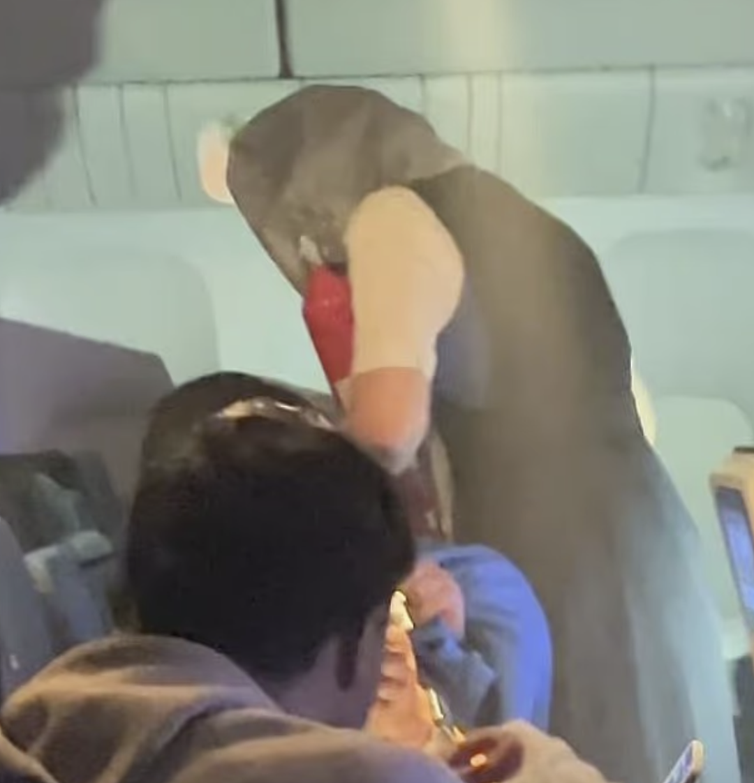 载300人香港航班高空疯狂颠簸!华人吓疯!波音突起火冒烟,乘客怕坠海留遗言(视频/组图) - 5