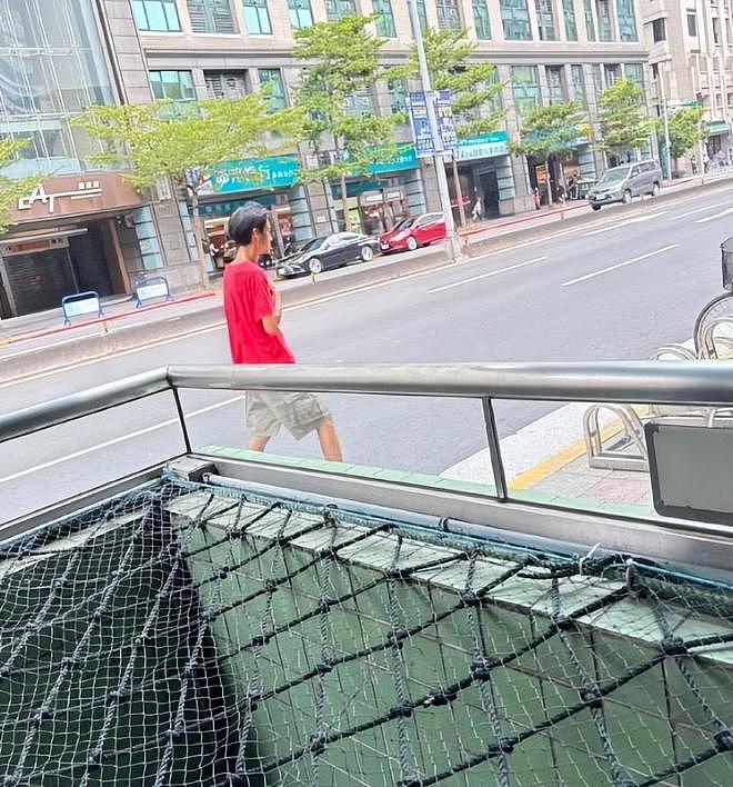 艺人唐治平精神病复发，街上疯狂甩头无人管，又瘦又可怜（组图） - 4