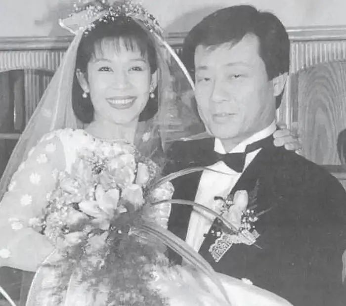 知名男星又娶二奶！大小老婆同住一屋，出轨妖艳女演员，60岁被曝偷养三奶？（组图） - 13