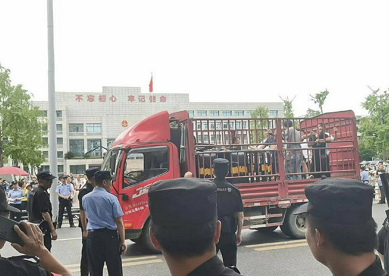 四川江油校园霸凌事件引爆抗议活动：传高官女儿是霸凌者，还派特警赴强力镇压，甚至爆出枪声（视频/组图） - 6