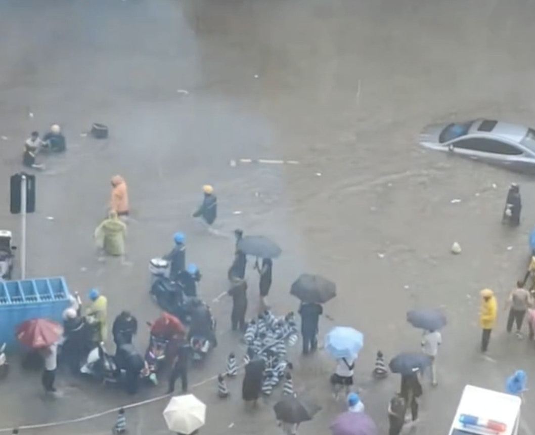 郑州暴雨!男子站车顶避洪流、外卖被冲走,少林寺拒游客避雨惹议(组图) - 4
